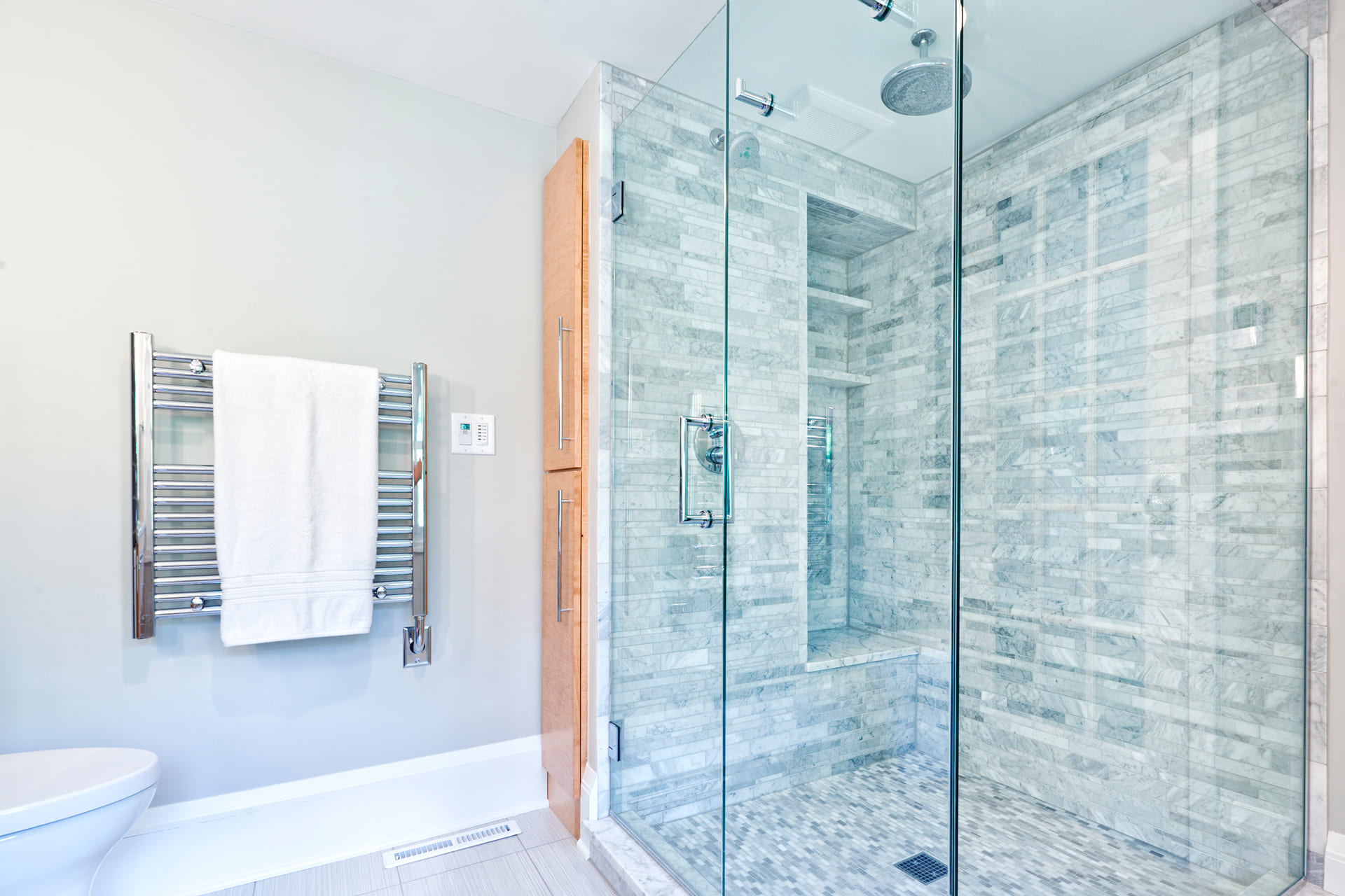 Frameless standing glass shower doors